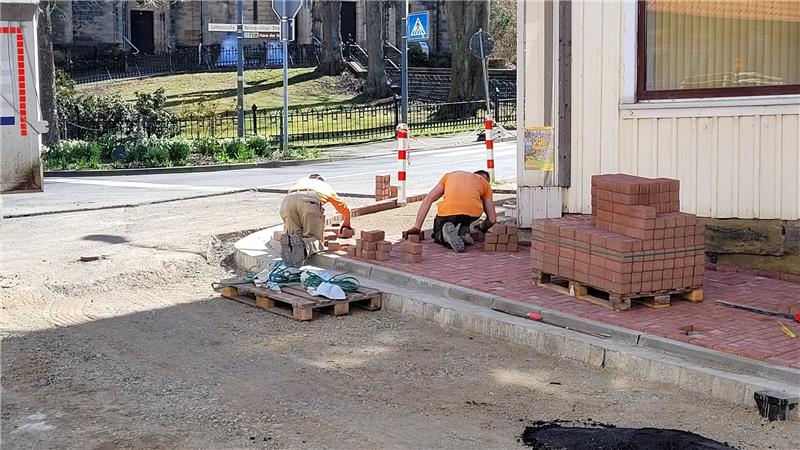 Bad Harzburger Schmiedestraße: Jetzt kommt der neue Asphalt Die letzten Steine im neuen Gehweg auf der Südseite der Straße sind mittlerweile gesetzt.