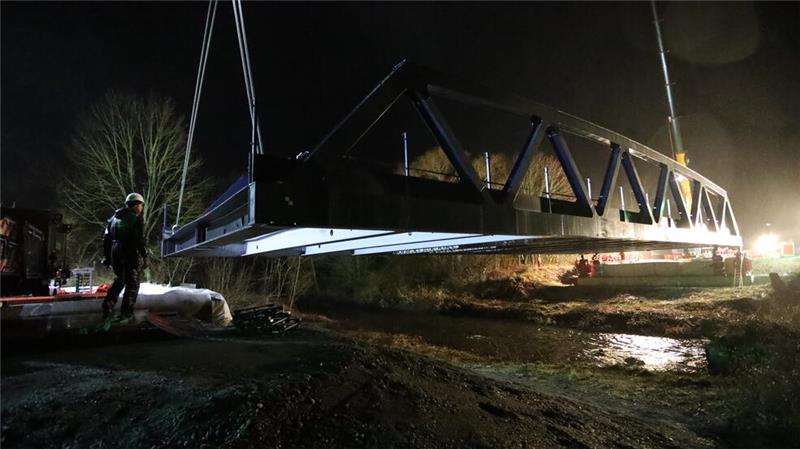 Brückenschlag bei Vienenburg geglückt Die letzten Zentimeter: Langsam nähert sich die Brückenauflage dem anderen Ufer.
