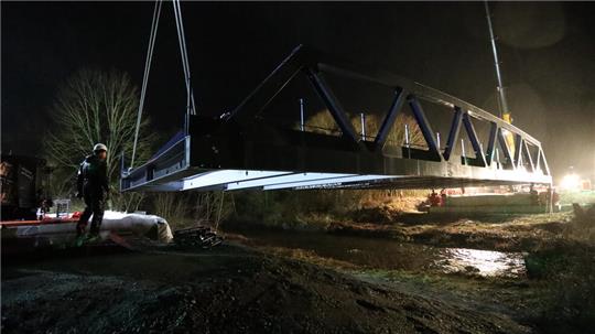 Die letzten Zentimeter: Langsam nähert sich die Brückenauflage dem anderen Ufer.