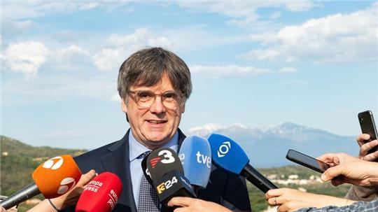 Die liberale Junts von Separatistenführer Carles Puigdemont und die linke ERC streben beide weiterhin die Abspaltung Kataloniens von Spanien an.