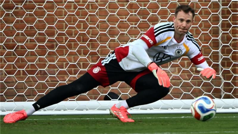 Glückliche DFB-Fans und starke Zeichen mit Neuer im Tor Die linke Wade von Manuel Neuer scheint wieder voll belastbar.