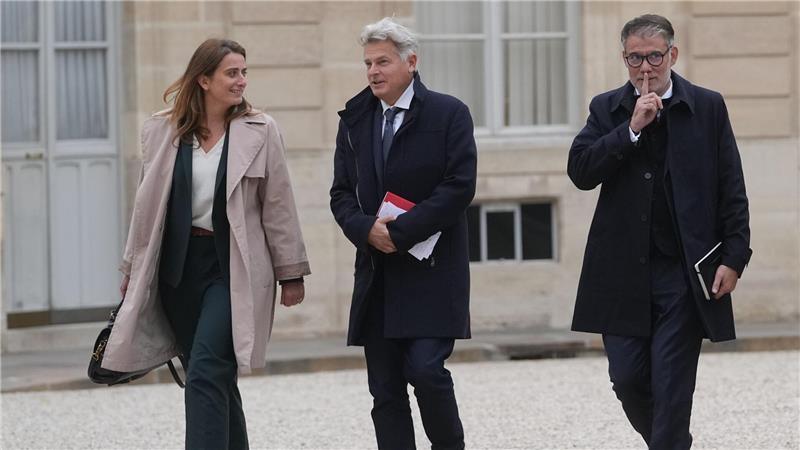 Macron startet Krisenberatung mit Parteispitzen Die linken Parteien pochen auf einen Premier aus ihren Reihen.