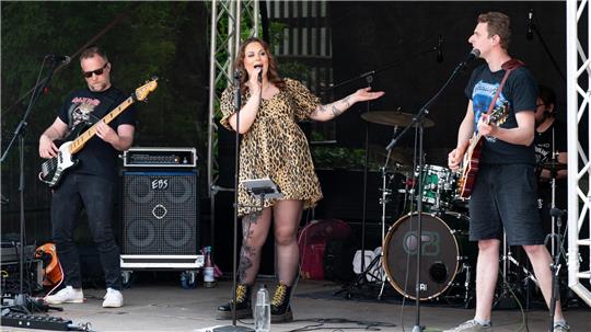 Die lokale Band OP3 spielt am Museumsufer.