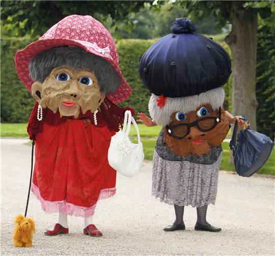 Die lustigen Walk-Act-Damen Wilma und Berta mit ihrem Hund Bellmondo vom Scharniertheater Hannover