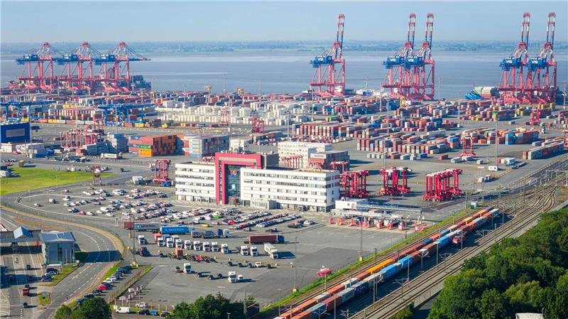 Die maritime Logistik rechnet mit Umwegen und höheren Kosten. (Archivbild)