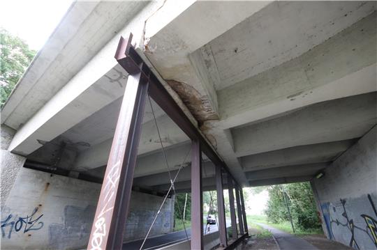 Die marode B -Brücke von unten: Sie muss abgerissen und neu gebaut werden. Foto: Archiv Gereke