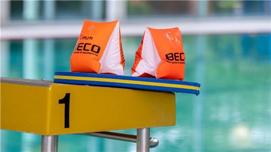 „Die marode Bäderlandschaft hängt wie ein Damoklesschwert über der Schwimmausbildung“, sagt DLRG-Präsidentin Ute Vogt. (Archivbild)