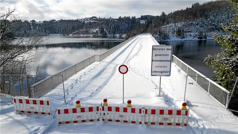 Sind Brückenprobleme vermeidbar? Die marode Bramkebrücke an der Okertalsperre ist seit November 2023 aus Sicherheitsgründen gesperrt. Saniert wird sie aber voraussichtlich erst 2026 – frühestens. Für die Schulenberger und Autofahrer, die in den Oberharz wollen, bedeutet dies, jahrelang Umwege in Kauf nehmen zu müssen. Vor allem Tourismusbetriebe in Schulenberg fürchten um ihre Existenz. Foto: Neuendorf
