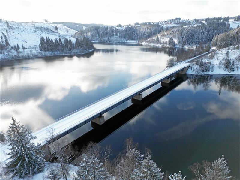 Brückenprobleme eines Goslarer Amtes Die marode Bramkebrücke bei Schulenberg, vorige Woche fotografiert, als sie eine Schneedecke aufwies, ist seit November 2023 gesperrt, ein Neubau steht aber frühestens 2026 an, kündigt die Landesbehörde für Straßenbau und Verkehr an. Foto: Neuendorf