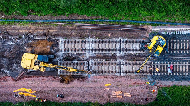 Die marode Infrastruktur belastet das System Bahn seit Jahren. In den kommenden Jahren muss daher viel gebaut werden - wie hier auf der Strecke zwischen Hamburg und Berlin. (Archivbild)