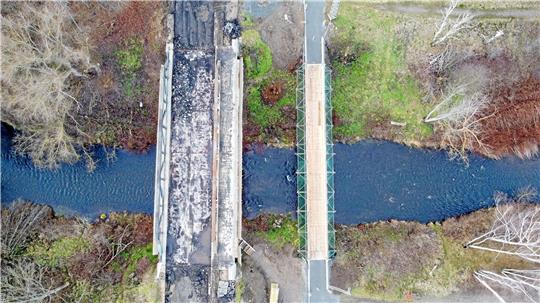 Die marode Okerbrücke wird komplett abgerissen. Die Behelfsbrücke (rechts) wird von Fußgängern und Radlern genutzt. Foto: Neuendorf