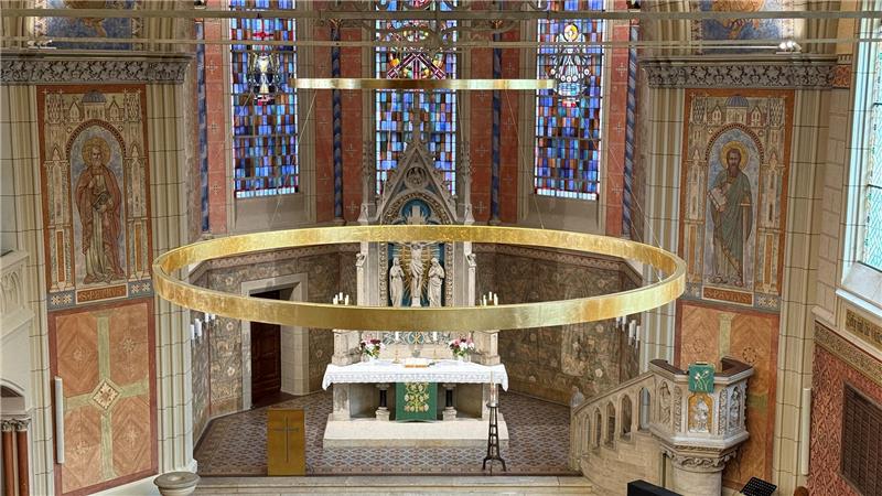 Wie dieser neue Kronleuchter die Lutherkirche verändert Die mattgoldene Farbe ist sowohl in Anlehung an die Quensen-Ornamente als auch als Pendant zum Rednerpult (unten links) gewählt worden.