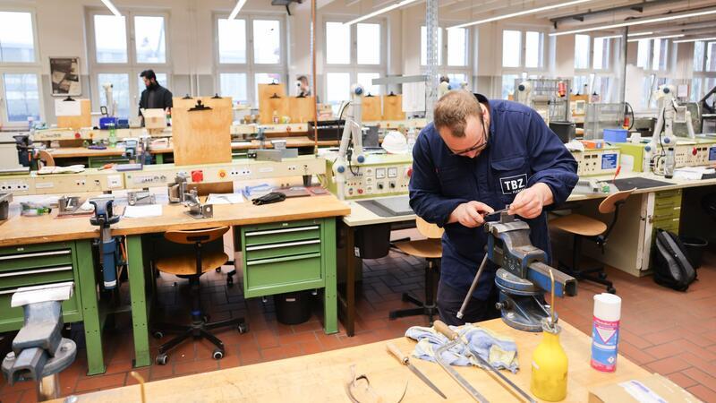 DGB: Viele Azubis machen Überstunden Die meisten Azubis sind zufrieden mit ihrer Ausbildung. Es gibt aber deutliche Unterschiede zwischen den Berufsgruppen. (Archivbild)