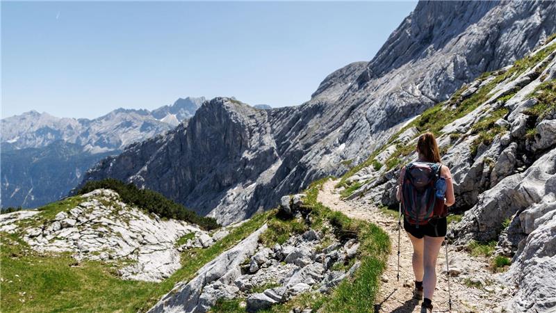 Die meisten Bergwege sind so schmal, dass man nicht stolpern sollte.