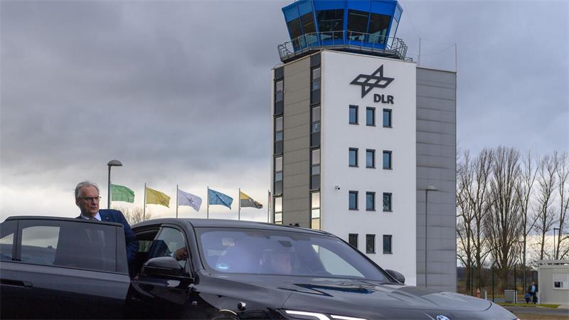 Die meisten Dienstwagen der Landesregierung von Sachsen-Anhalt - wie hier vom früheren Ministerpräsidenten Reiner Haseloff (CDU) - kommen von BMW. (Archivbild)