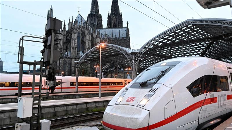 Die meisten Fernverkehrszüge auf deutschen Schienen tragen derzeit die Farben der Deutschen Bahn - doch zwei Konkurrenten wollen dem bundeseigenen Konzern Marktanteile abspenstig machen. (Archivbild)