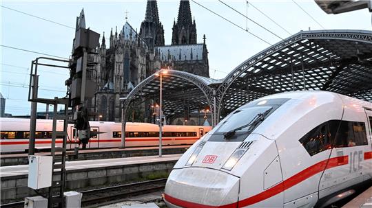 Die meisten Fernverkehrszüge auf deutschen Schienen tragen derzeit die Farben der Deutschen Bahn - doch zwei Konkurrenten wollen dem bundeseigenen Konzern Marktanteile abspenstig machen. (Archivbild)