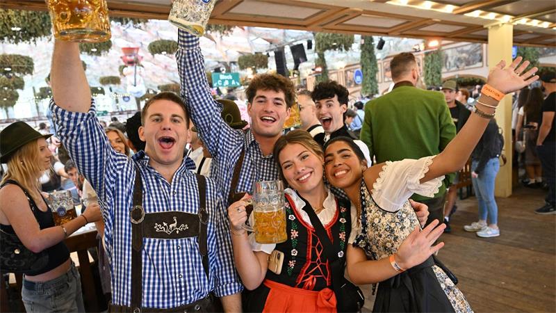 Wiesn-Halbzeit: Viel Andrang, gutes Wetter und zwei Unglücke Die meisten Gäste kommen in Dirndl und Lederhose.