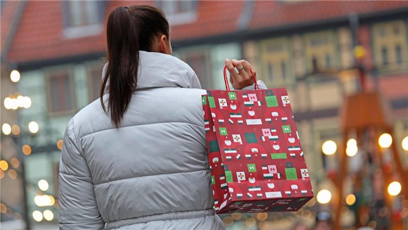 Die meisten Menschen geben laut Umfrage Geschenke zurück, die nicht gefallen.