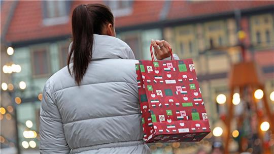 Die meisten Menschen geben laut Umfrage Geschenke zurück, die nicht gefallen.