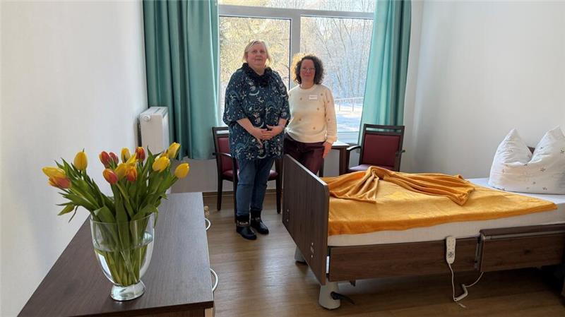 Die meisten Räume im Pflegezentrum am Park sind Ein-Bett-Zimmer erklären Heimleiterin Mariana Jahn (l.) und Pflegedienstleiterin Diana Rode.