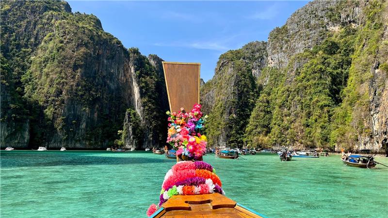 Trauminseln in Thailand schließen für fünf Monate Die meisten Touristen besuchen die Phi Phi Islands mit solchen traditionellen Booten. (Archivbild)
