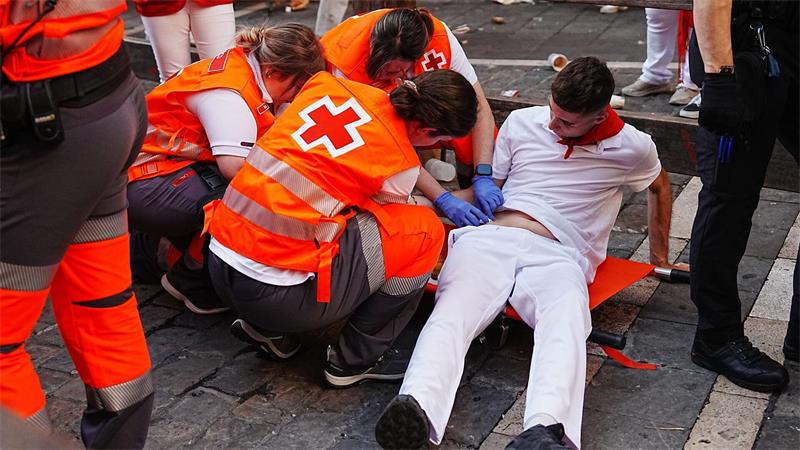 Fünf Verletzte bei umstrittener Stierhatz in Pamplona Die meisten Verletzten bei den Stierhatzen in Pamplona erleiden Prellungen oder Gehirnerschütterungen. Lebensgefährliche Verletzungen durch die langen spitzen Hörner der Kampfstiere sind seltener.