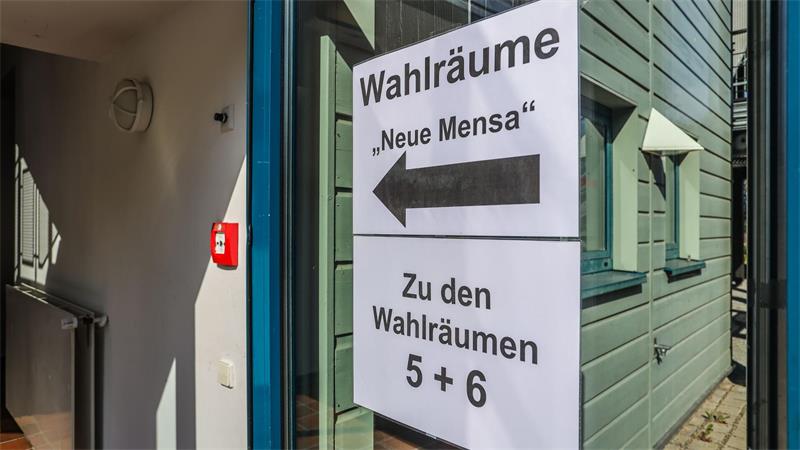 Schilder weisen den Weg in die Wahlräume „Neue Mensa“.