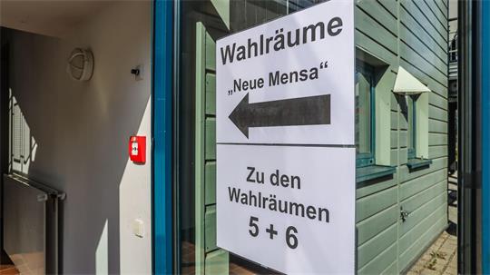 Schilder weisen den Weg in die Wahlräume „Neue Mensa“.