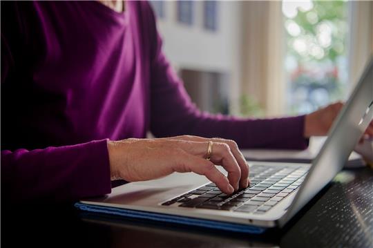Die meistgenutzten Homeoffice-Tage in der Wirtschaft sind nach Angaben des Ifo-Instituts der Freitag und der Montag.