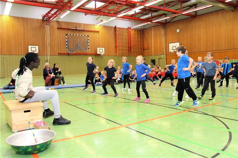 Die mit den Tanzprofis einstudierten Choreografien begeisterten die zahlreich erschienenen Eltern in der Turnhalle der Oberschule in Langelsheim.  Fotos: Andrea Leifeld