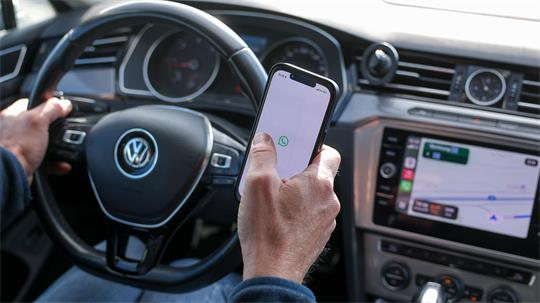 Die mit der Digitaltechnik im Auto einhergehende Ablenkung erhöht nach Analyse der Allianz das Unfallrisiko ganz erheblich. (Symbolbild) 
