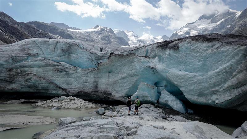 Hitzesommer: Wieder verheerendes Jahr für Alpengletscher Die mittlere Eisdicke einzelner Schweizer Gletscher hat um 2,5 bis 4 Meter abgenommen.