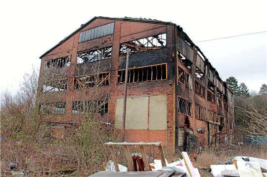 Die mittlerweile abgerissene Ruine des ausgebrannten Lagers. Auf dem Grundstück an der ehemaligen Grube Ida in Othfresen muss in der Nacht zum 23. Februar 2020 ein Großaufgebot von mehr als 200 Feuerwehrleuten einen Brand löschen. Archivfoto: Leifeld