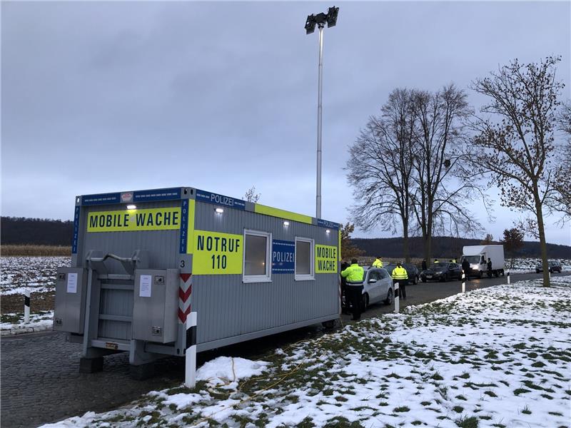 Die mobile Einsatzstelle der Polizei Seesen auf dem Parkplatz. Foto: Polizei