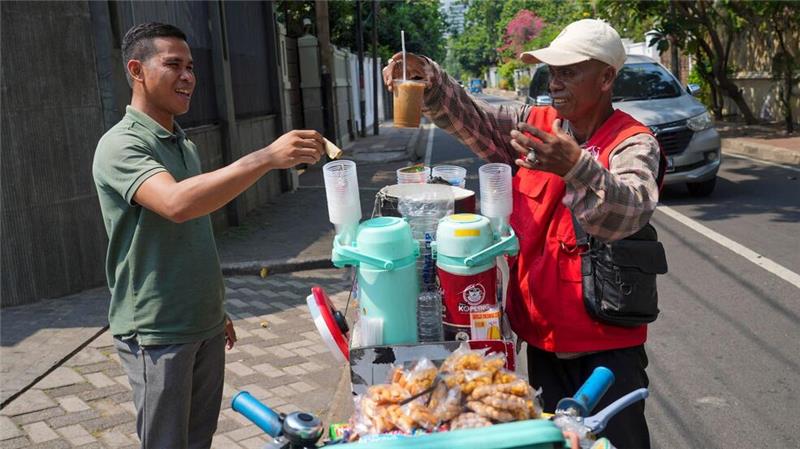 „Starling“: Kaffee auf zwei Rädern boomt in Jakarta Die mobilen Stände locken viele Kunden.