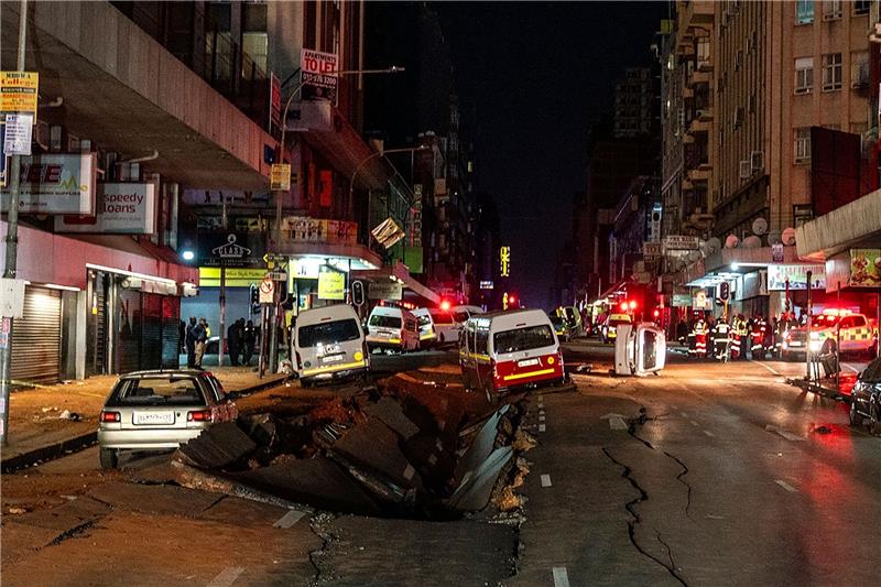 Mutmaßliche Gasexplosion in Südafrika - Tote und Verletzte Die mutmaßliche Gasexplosion hat ein Loch in die Straße gerissen.