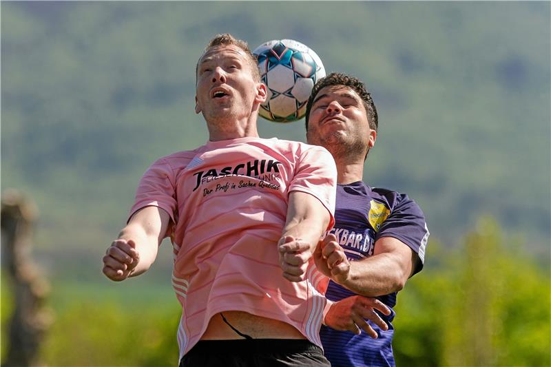 Lochtum und Othfresen weiter auf Aufstiegskurs Die nächste Aufgabe gemeistert: Mirko Hülsebus (li.) gewinnt mit dem TSV Lochtum gegen den WSV Wiedelah, hier Alejandro Camerota Mazzei, mit 6:1. Foto: Drechsler