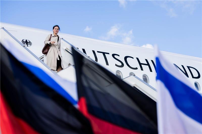 Baerbock: „Großoffensive auf Rafah darf es nicht geben” Die nächste Etappe auf ihrer Nahostreise: Außenministerin Annalena Baerbock landet in Tel Aviv.