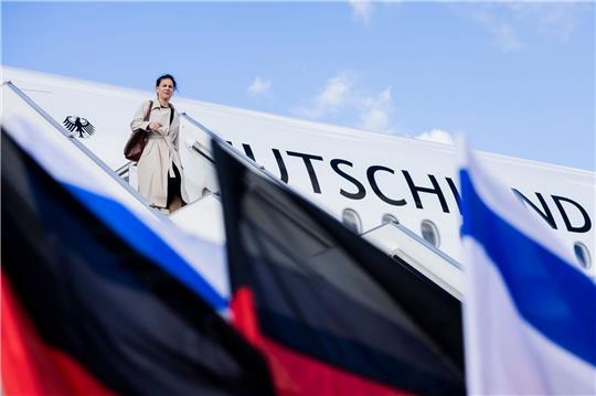 Die nächste Etappe auf ihrer Nahostreise: Außenministerin Annalena Baerbock landet in Tel Aviv.