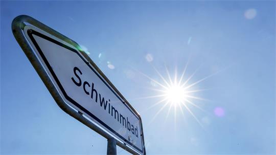 Die nächsten Tage bringen passende Temperaturen für den Gang ins Schwimmbad. (Symbolbild)