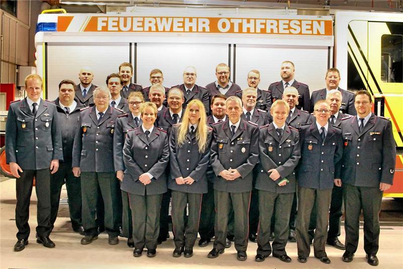 Die neu Gewählten, Geehrten und Beförderten der Feuerwehr stellen sich zu einem Erinnerungsfoto auf.  Foto: Leifeld