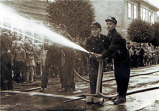 Die neu gegründete Jugendfeuerwehrgruppe stellt sich 1949 vor. Fotos (2): Feuerwehr