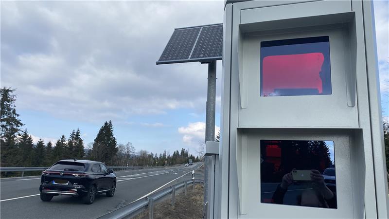 Die neu installierte Blitzeranlage am B4-Abzweig bei Oderteich wird von Unbekannten durch eine Schusswaffe beschädigt.