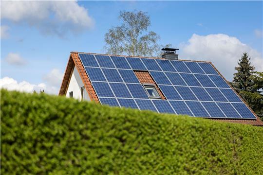 Die neu installierte PV-Leistung auf Eigenheimen sind um 135 Prozent gestiegen.