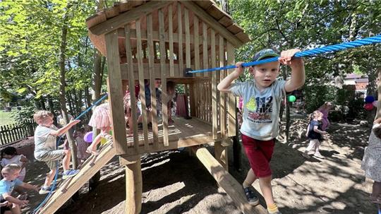 Die neue Anlage bietet viele Möglichkeiten: Die Kinder können klettern, balancieren, rutschen.