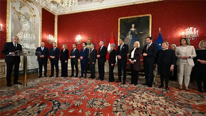 Österreich: Neue Drei-Parteien-Regierung im Amt Die neue Drei-Parteien-Regierung in Österreich ist angelobt.