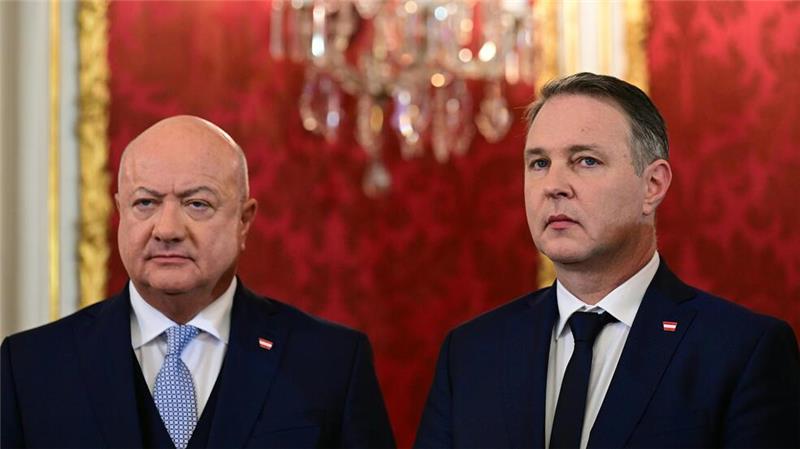 Österreich: Neue Drei-Parteien-Regierung im Amt Die neue Drei-Parteien-Regierung in Österreich ist im Amt