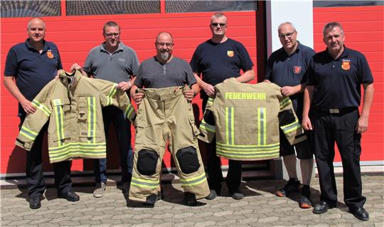 Die neue Einsatzkleidung für die Feuerwehren in Liebenburg präsentieren (v.l.) Christoph Schubert, Alf Hesse, Michael Manchen, Andreas Lück, Heiko Wolff und Björn Berkefeld. Fotos: Hohaus