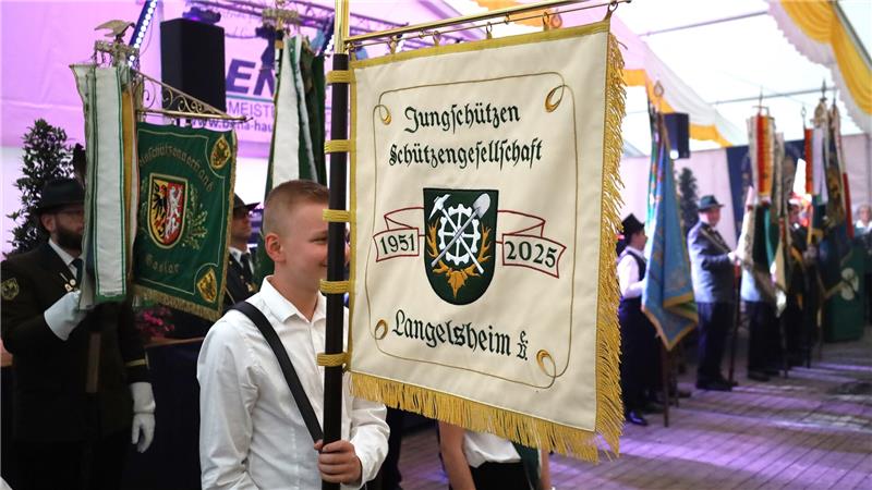 Die neue Fahne der Langelsheimer Jungschützen wird beim 101. Schützenfest der Menge präsentiert.